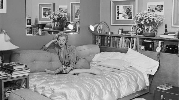 Marilyn Monroe reading on bed