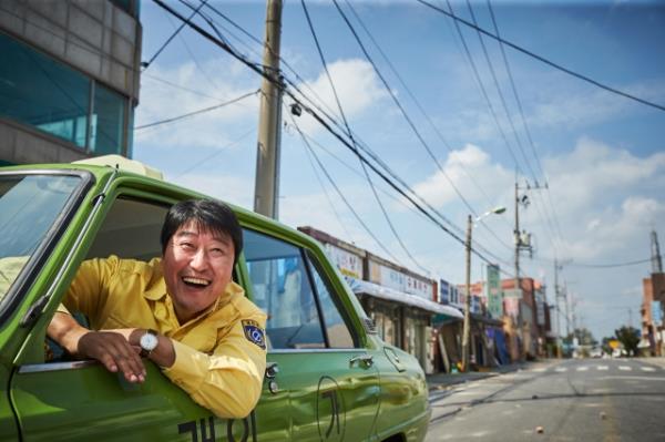 宋康昊在《出租车司机》中饰演出租车司机万燮。”(Showbox)